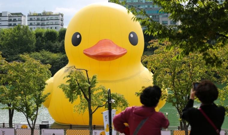 Dünyaca ünlü dev Plastik Ördek, Seul'e döndü