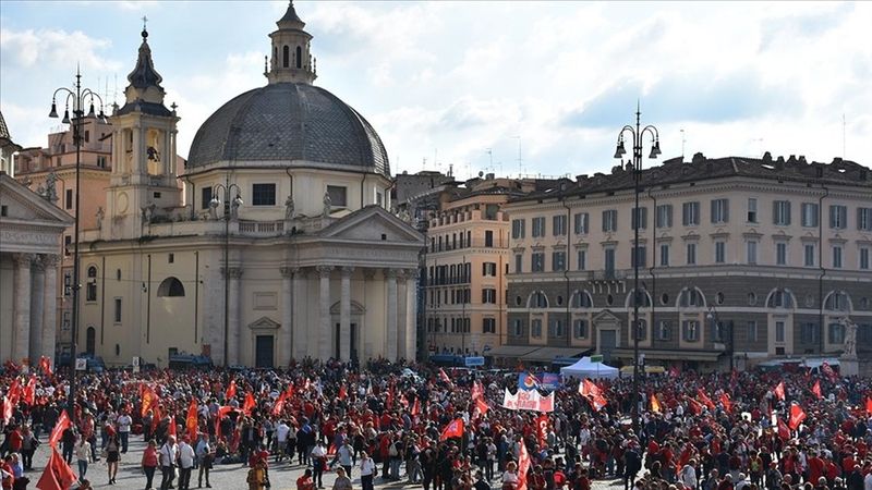 İtalya'da işçiler seslerini yeni hükümet ve AB'ye duyurabilmek için miting düzenledi