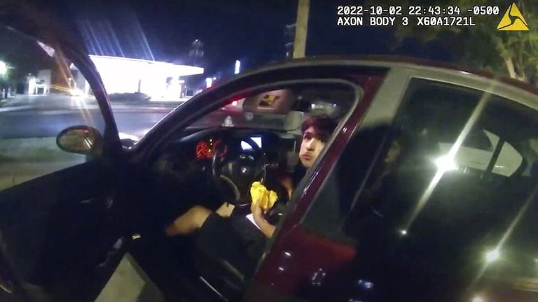 O anlar kamerada: ABD'de polis, arabasında hamburger yiyen genci vurdu