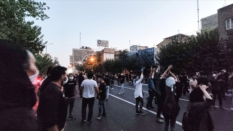 Tahran'daki protestolar gecenin geç saatlerine kadar sürdü